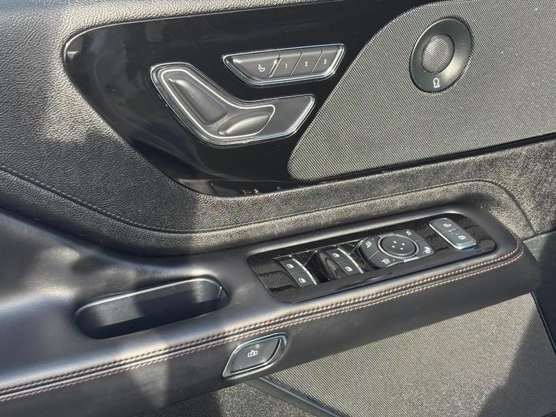 Lincoln Aviator Vehicle Full-screen Gallery Image 18