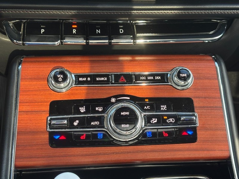 Lincoln Aviator Vehicle Full-screen Gallery Image 25
