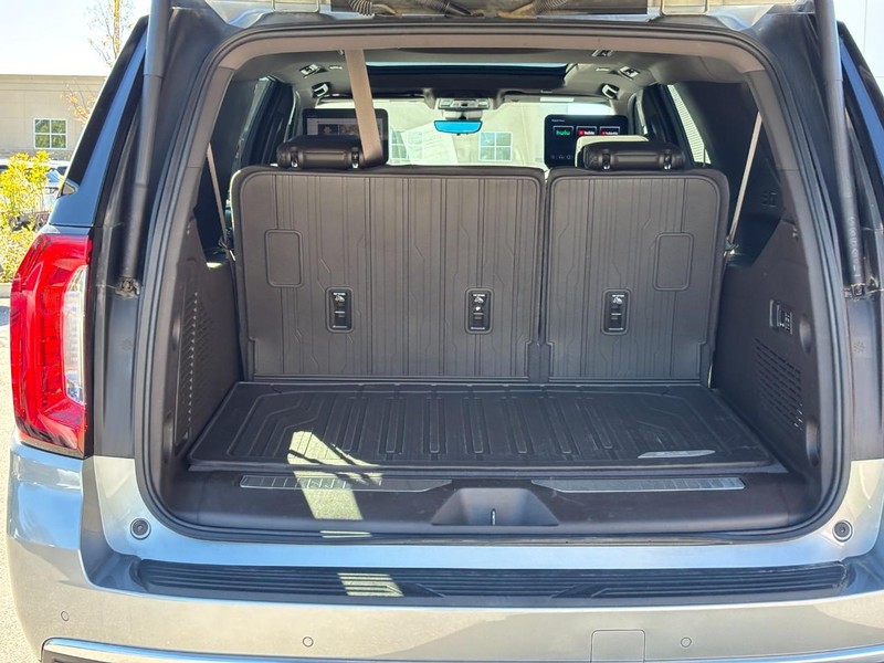 GMC Yukon XL Vehicle Full-screen Gallery Image 10