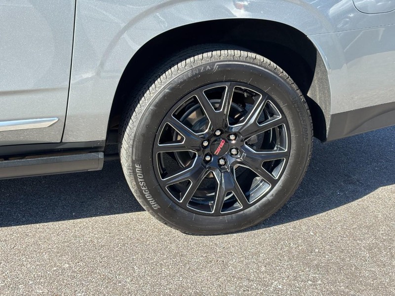 GMC Yukon XL Vehicle Full-screen Gallery Image 11
