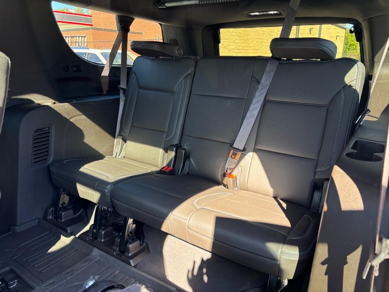 GMC Yukon XL Vehicle Full-screen Gallery Image 12