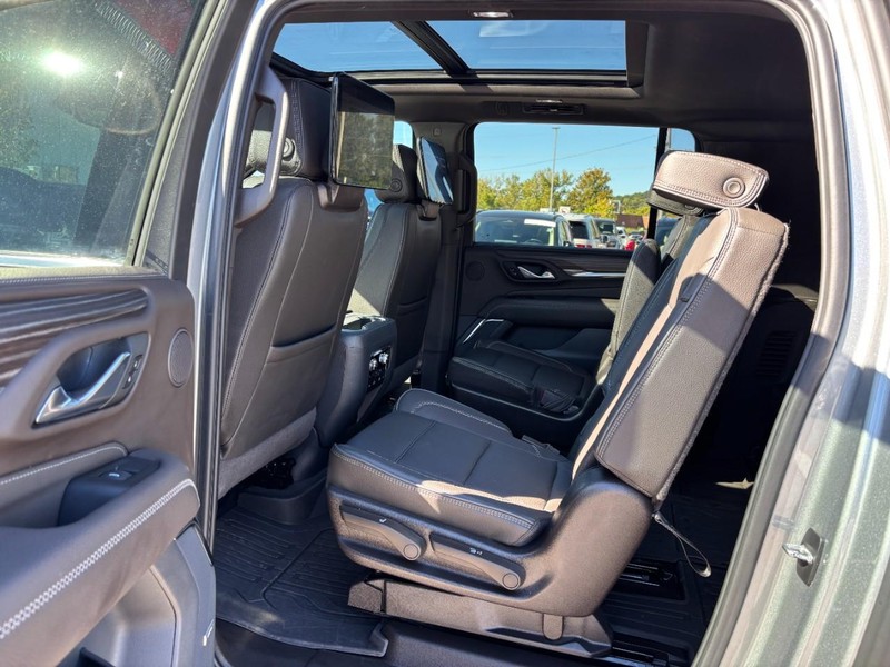 GMC Yukon XL Vehicle Full-screen Gallery Image 13