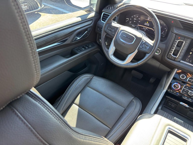 GMC Yukon XL Vehicle Full-screen Gallery Image 15