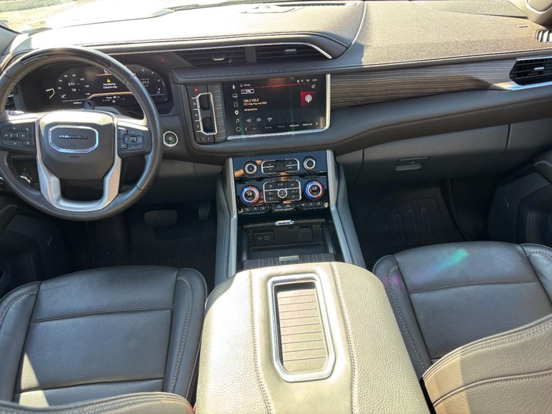 GMC Yukon XL Vehicle Full-screen Gallery Image 16
