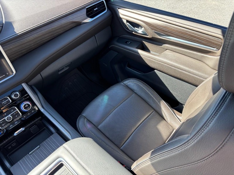 GMC Yukon XL Vehicle Full-screen Gallery Image 17