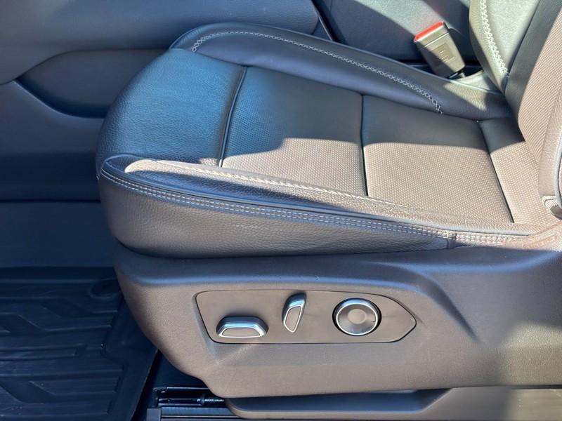 GMC Yukon XL Vehicle Full-screen Gallery Image 18