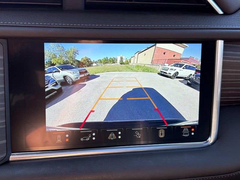 GMC Yukon XL Vehicle Full-screen Gallery Image 25
