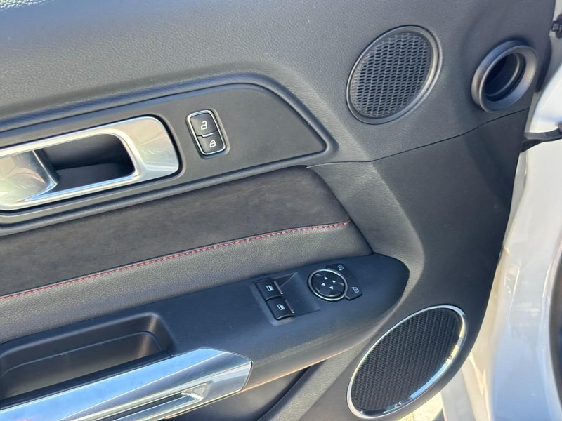 Ford Mustang Vehicle Full-screen Gallery Image 15