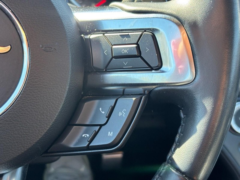 Ford Mustang Vehicle Full-screen Gallery Image 17
