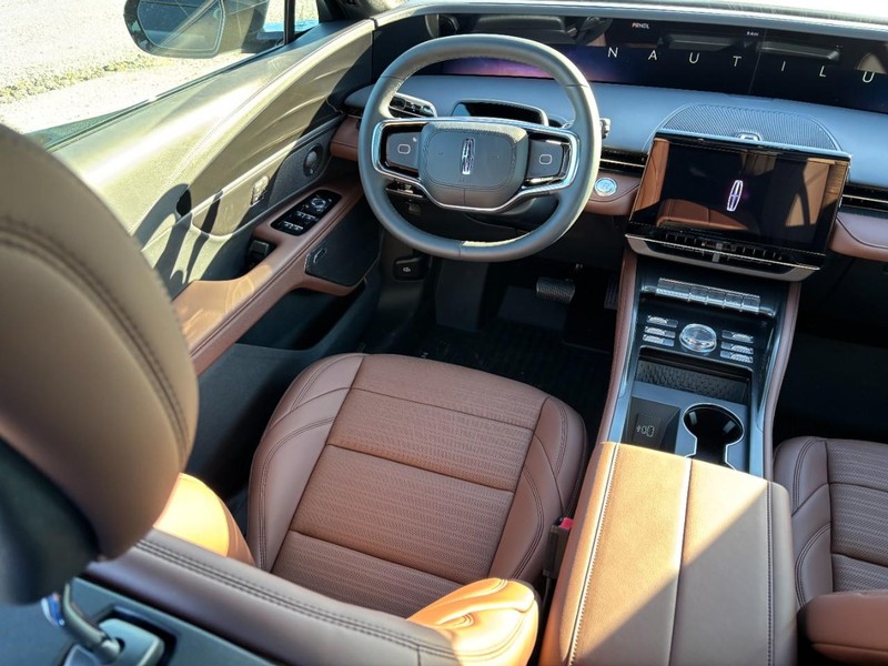 Lincoln Nautilus Vehicle Full-screen Gallery Image 13