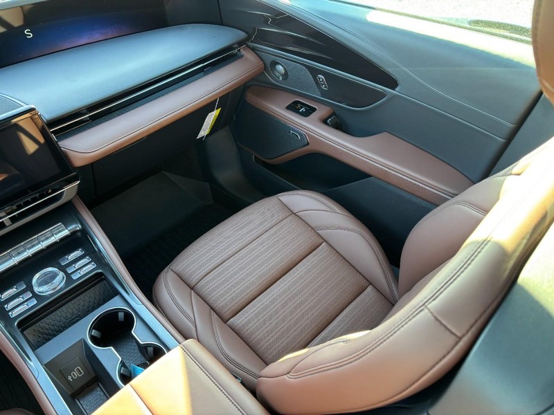 Lincoln Nautilus Vehicle Full-screen Gallery Image 15