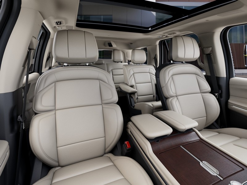 Lincoln Navigator Vehicle Full-screen Gallery Image 11
