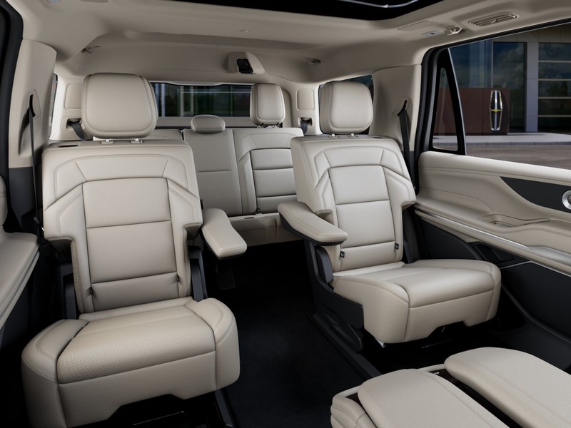 Lincoln Navigator Vehicle Full-screen Gallery Image 12