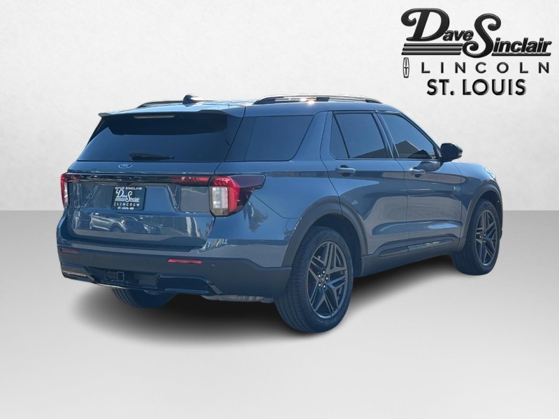 Ford Explorer Vehicle Full-screen Gallery Image 03