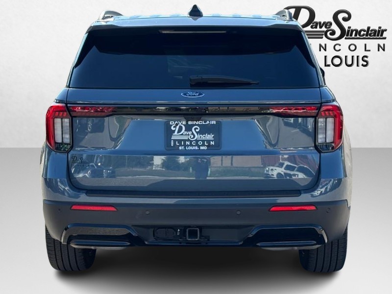 Ford Explorer Vehicle Full-screen Gallery Image 04