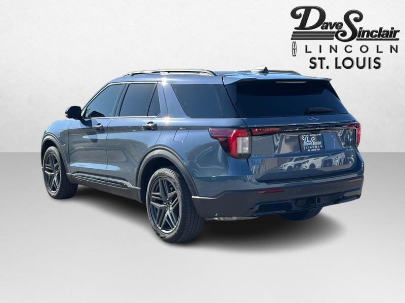 Ford Explorer Vehicle Full-screen Gallery Image 05
