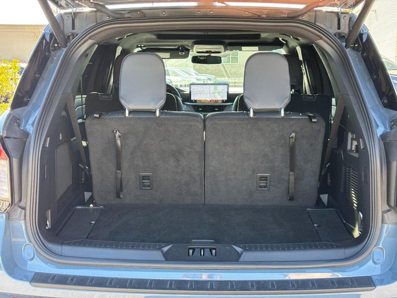 Ford Explorer Vehicle Full-screen Gallery Image 10