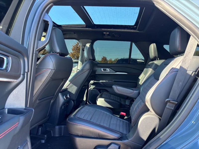 Ford Explorer Vehicle Full-screen Gallery Image 13
