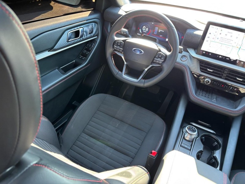 Ford Explorer Vehicle Full-screen Gallery Image 14