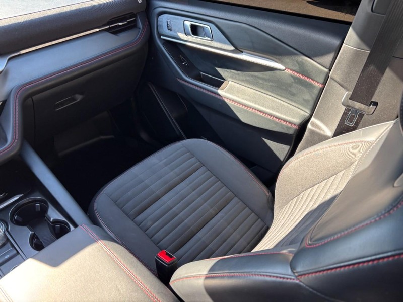 Ford Explorer Vehicle Full-screen Gallery Image 16