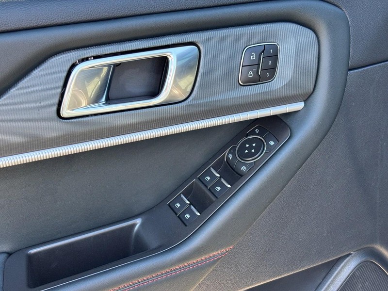 Ford Explorer Vehicle Full-screen Gallery Image 18