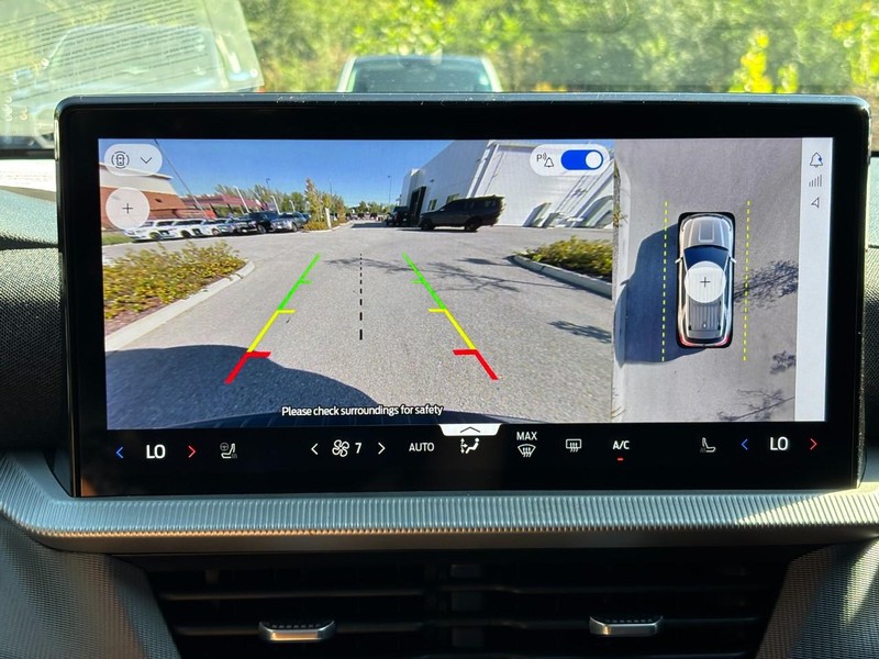 Ford Explorer Vehicle Full-screen Gallery Image 23