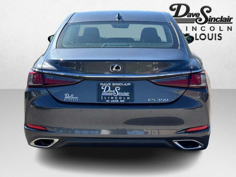 Lexus ES Vehicle Full-screen Gallery Image 04
