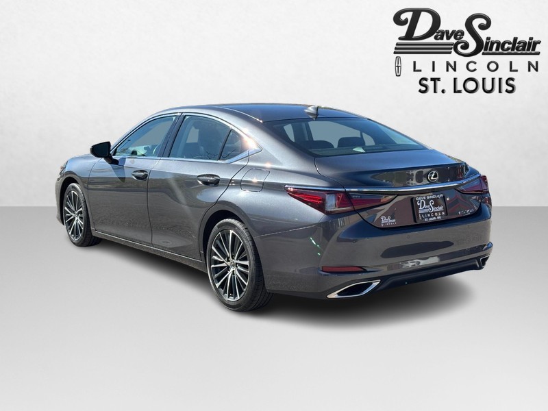 Lexus ES Vehicle Full-screen Gallery Image 05