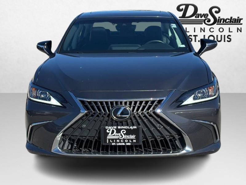 Lexus ES Vehicle Full-screen Gallery Image 09