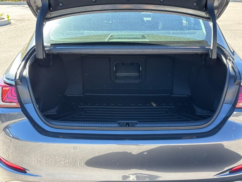 Lexus ES Vehicle Full-screen Gallery Image 10