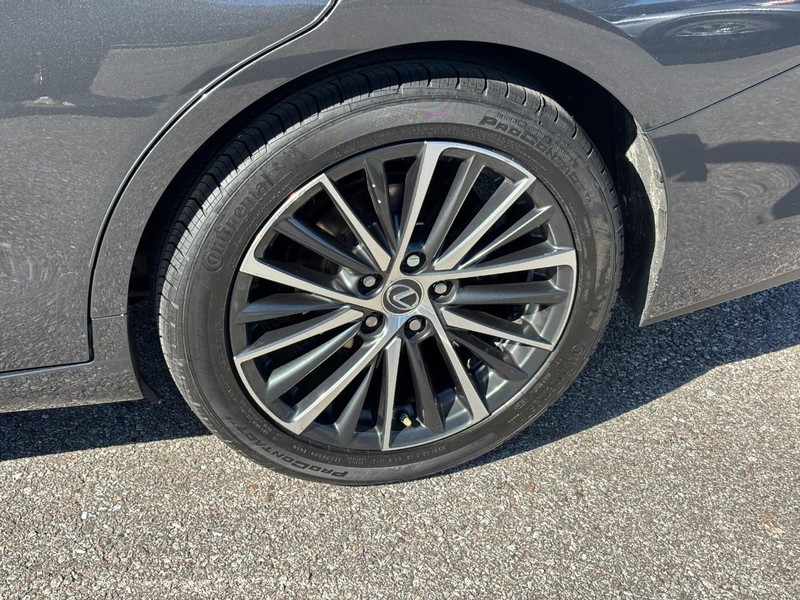 Lexus ES Vehicle Full-screen Gallery Image 11