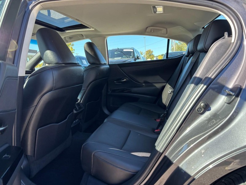 Lexus ES Vehicle Full-screen Gallery Image 12