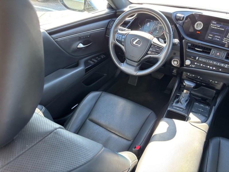 Lexus ES Vehicle Full-screen Gallery Image 14