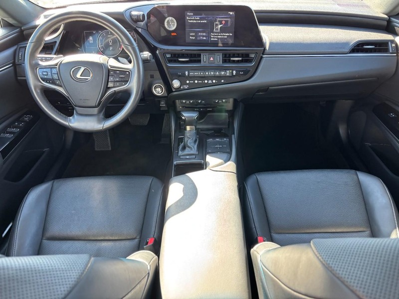 Lexus ES Vehicle Full-screen Gallery Image 15