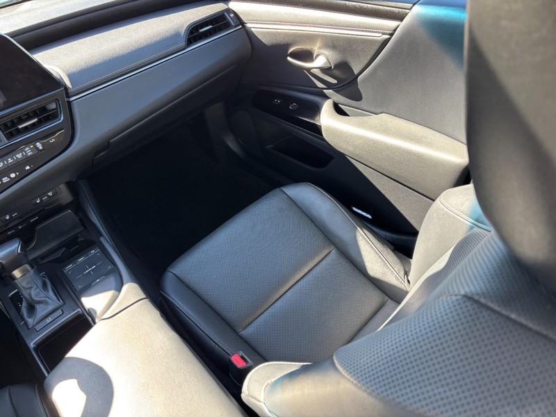Lexus ES Vehicle Full-screen Gallery Image 16
