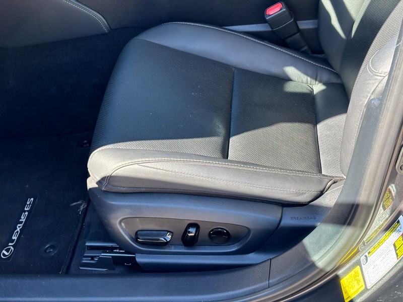 Lexus ES Vehicle Full-screen Gallery Image 17