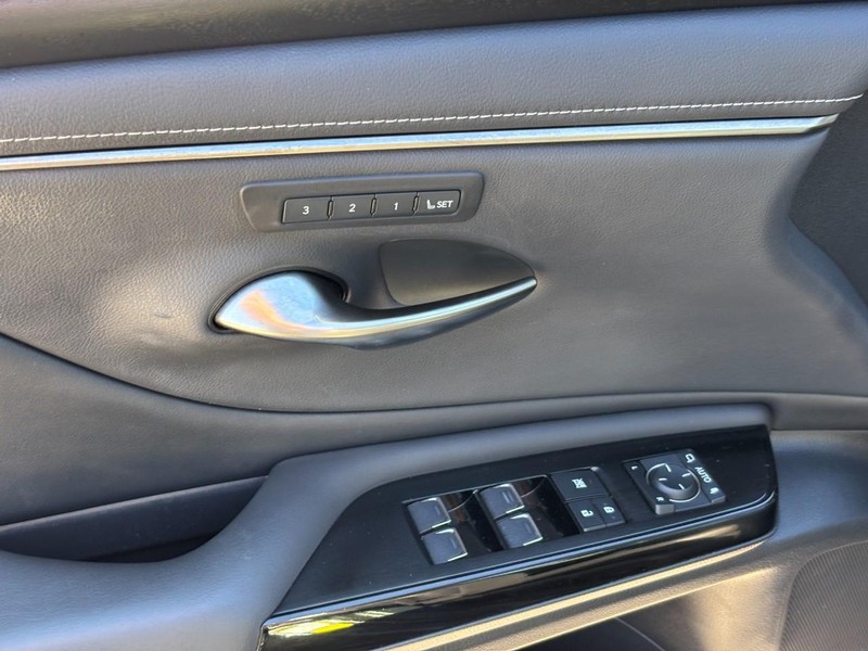 Lexus ES Vehicle Full-screen Gallery Image 18
