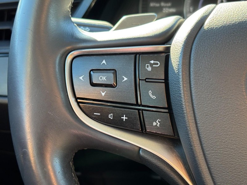 Lexus ES Vehicle Full-screen Gallery Image 19
