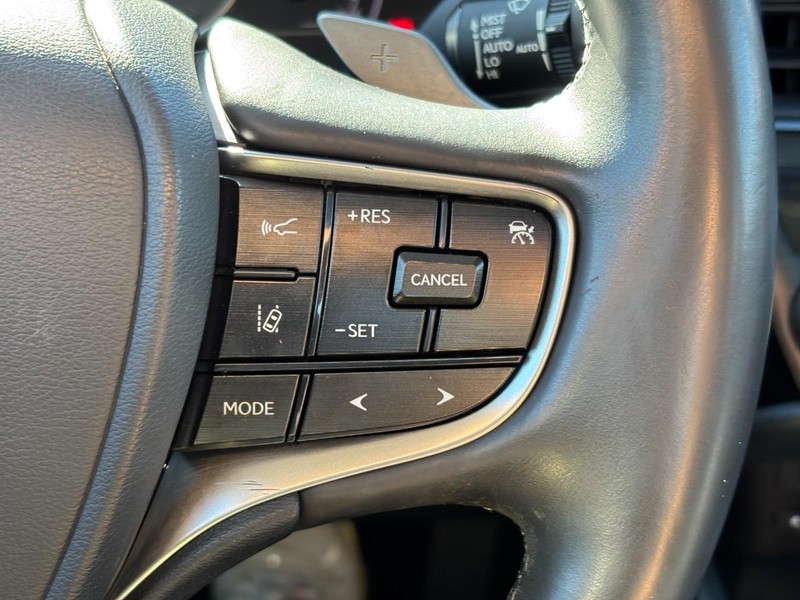 Lexus ES Vehicle Full-screen Gallery Image 20