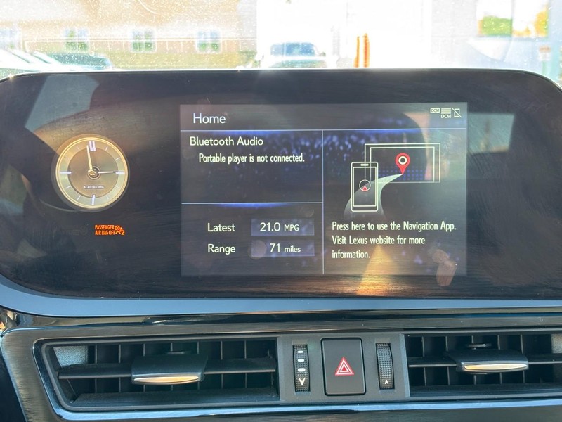 Lexus ES Vehicle Full-screen Gallery Image 22