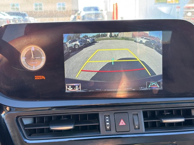 Lexus ES Vehicle Full-screen Gallery Image 23