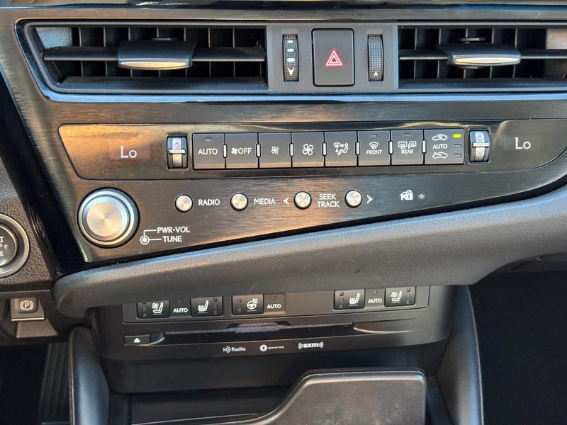 Lexus ES Vehicle Full-screen Gallery Image 24