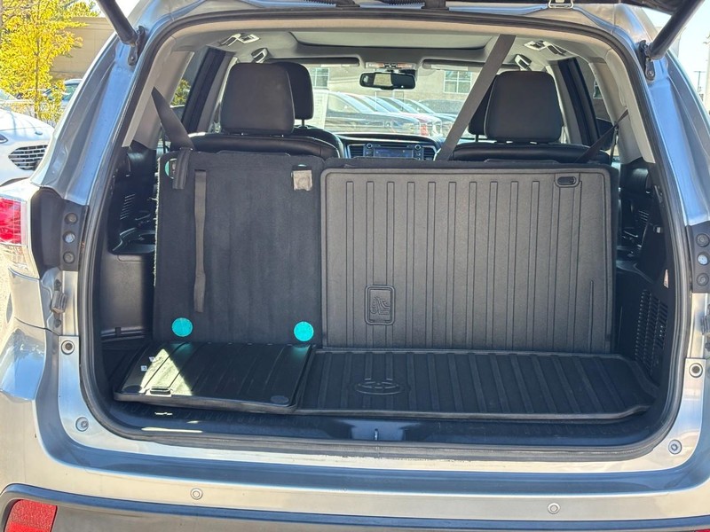 Toyota Highlander Vehicle Full-screen Gallery Image 10