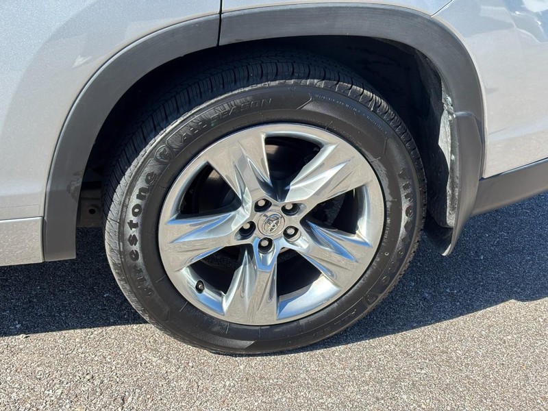 Toyota Highlander Vehicle Full-screen Gallery Image 11