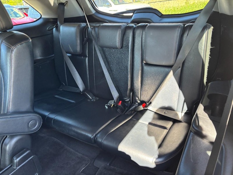 Toyota Highlander Vehicle Full-screen Gallery Image 12