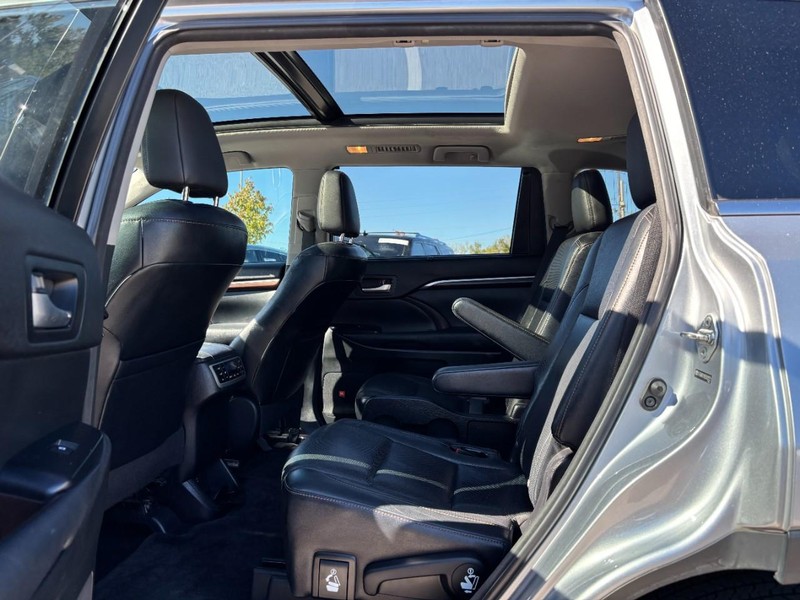 Toyota Highlander Vehicle Full-screen Gallery Image 13