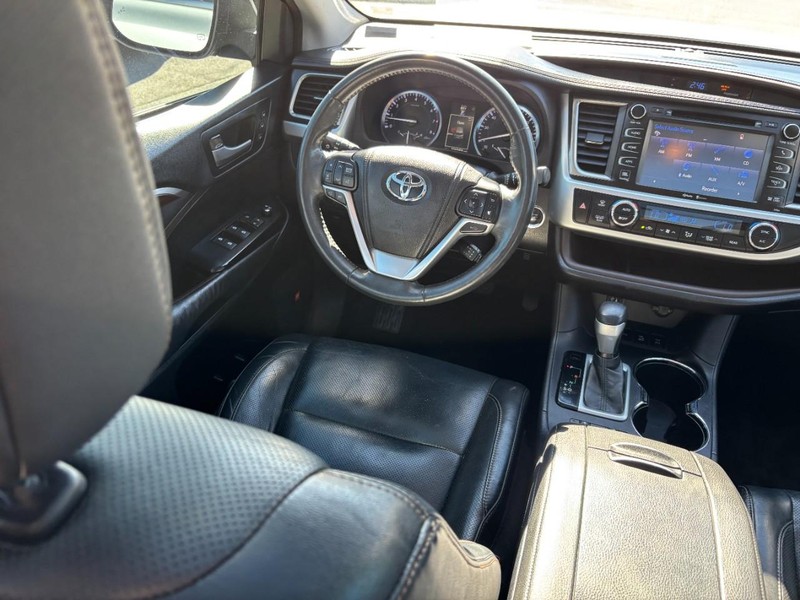 Toyota Highlander Vehicle Full-screen Gallery Image 14