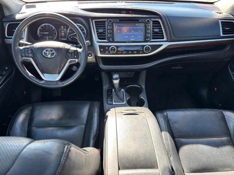 Toyota Highlander Vehicle Full-screen Gallery Image 15