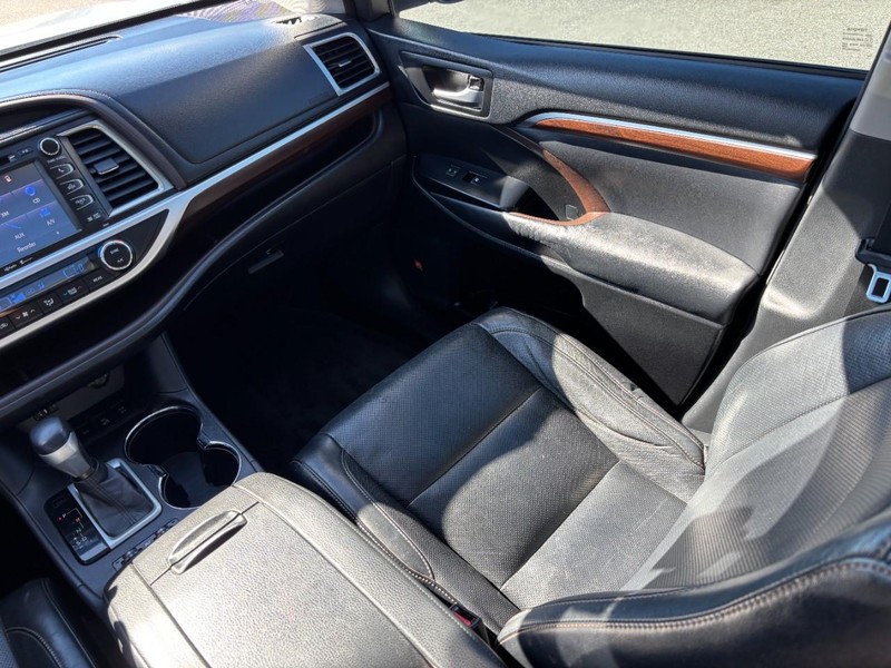 Toyota Highlander Vehicle Full-screen Gallery Image 16