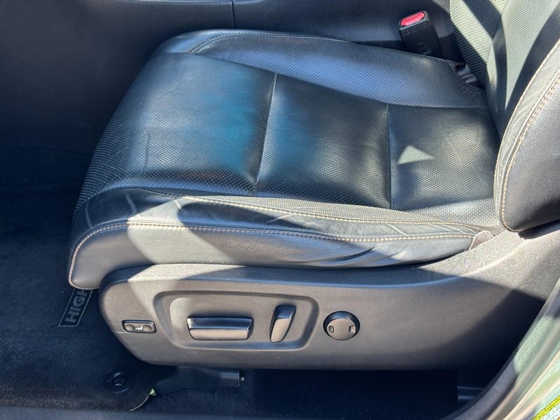 Toyota Highlander Vehicle Full-screen Gallery Image 17